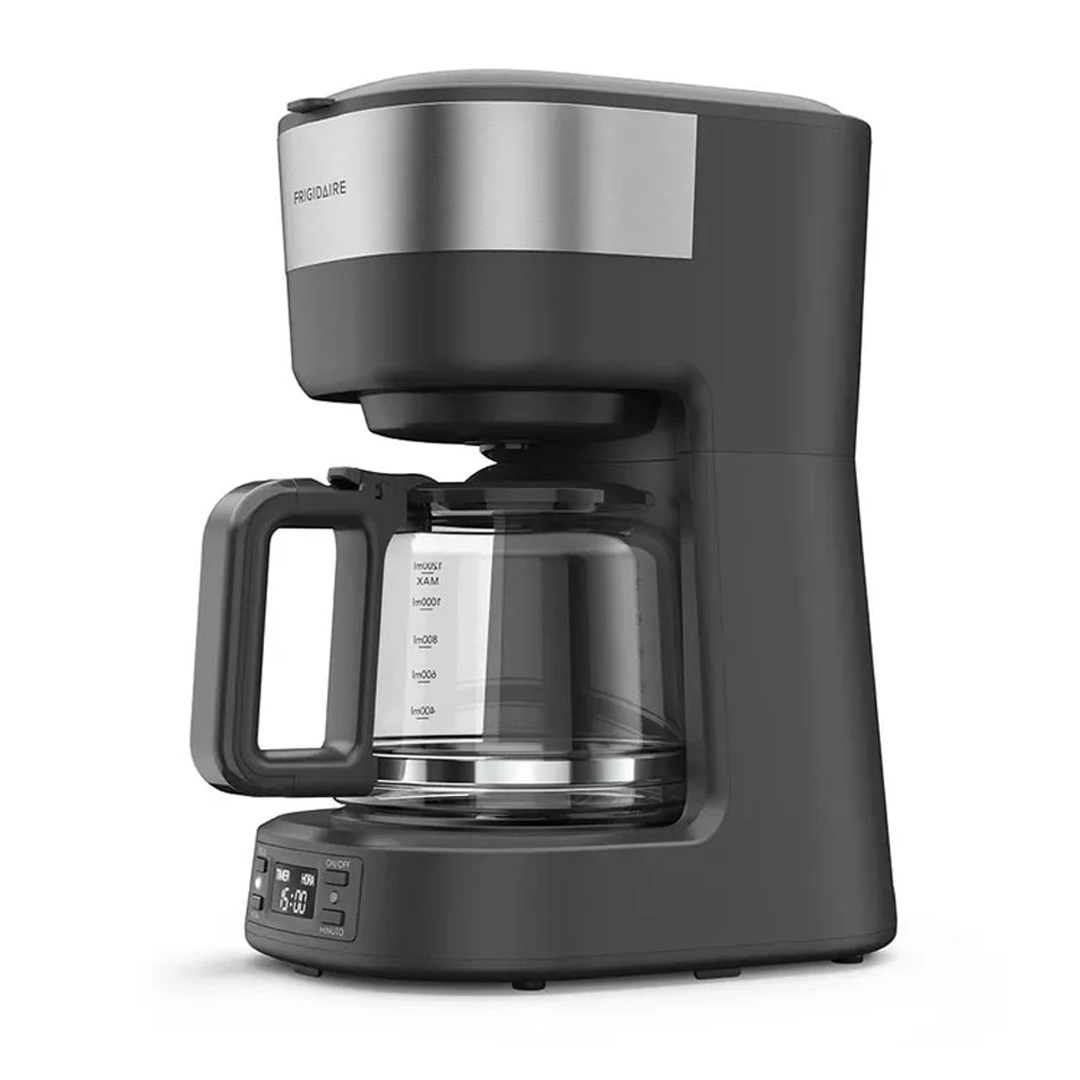 FRIGIDAIRE COFFEE MAKER -- 30 CUP 800 WATTS -- PERMANENT FILTER -- GLASS BODY